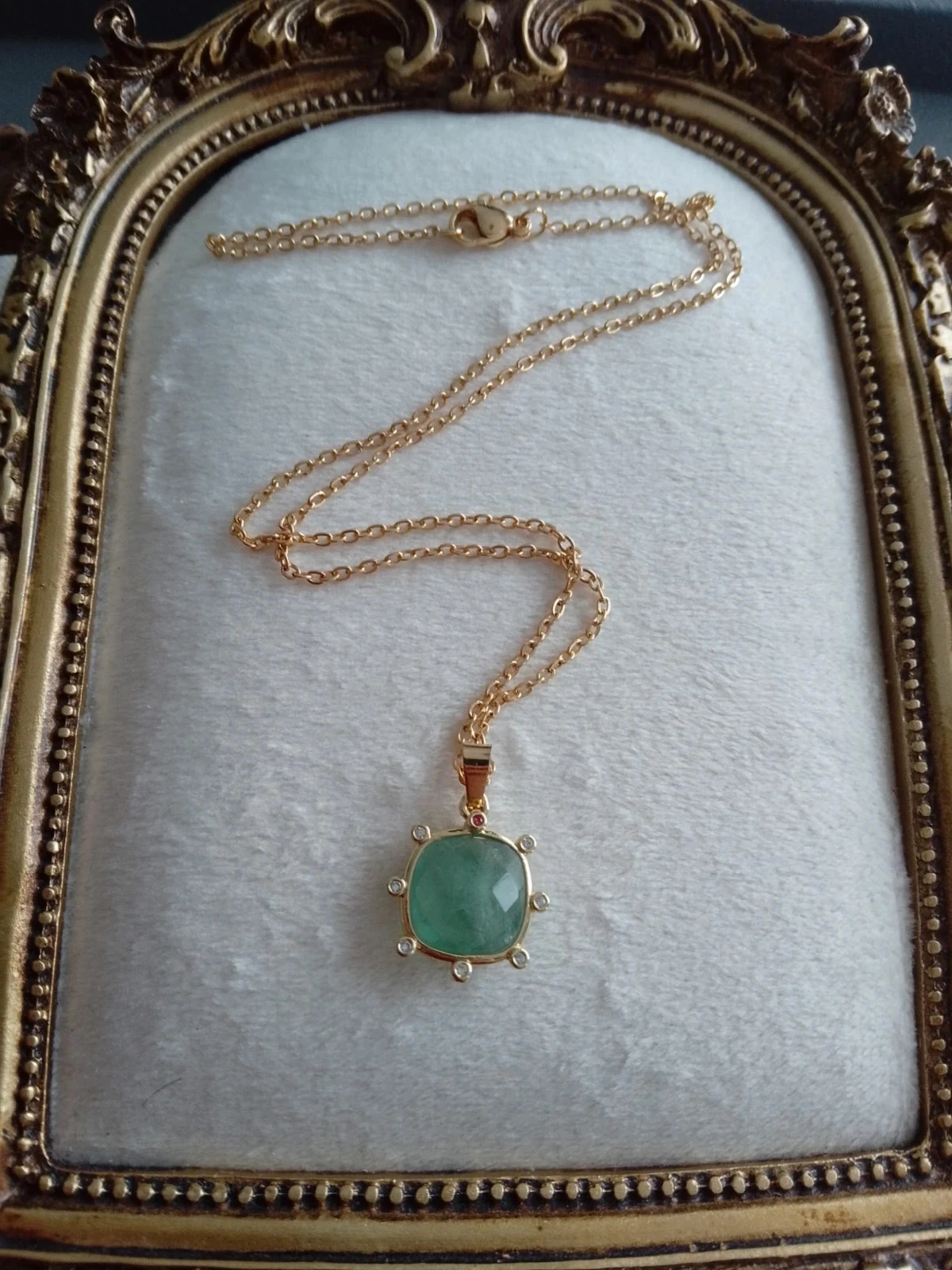 Collier pendentif pierre d'aventurine verte sertie de zircons
